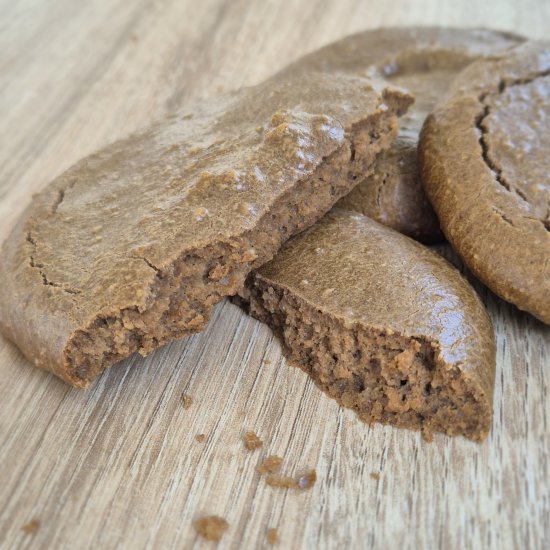 Cookies protéinés moelleux à la caroube (ou cacao) – sans sucre ajouté